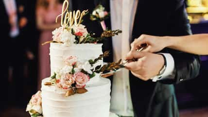 She Went To A Wedding Where The Bride Started Crying After Realizing The Groom’s Mom Replaced Her $3,000 Cake With A Homemade One