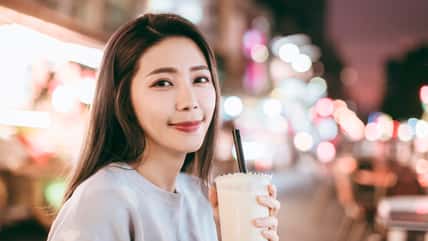 His Girlfriend Asked Him To Pay Her Back $10 For Bubble Tea, So He’s Rethinking Their Relationship