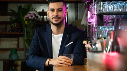 His Date Walked Into The Bar, Left, And Texted Him He’s Not Her Type
