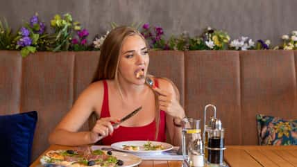 She Walked Out Of Her Anniversary Dinner After Her Boyfriend Ignored Her And Spent The Whole Night On His Phone