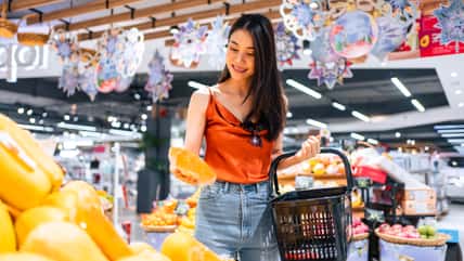 His Girlfriend Expects Him To Pay For Half Their Groceries, Yet She Spends His Money On Selfish Purchases Instead Of Food