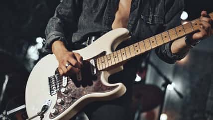 She’s Ready To Call Off Her Wedding After Her Fiancé Sold Her Late Dad’s Guitar Behind Her Back