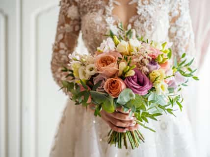 bride holding bouquet