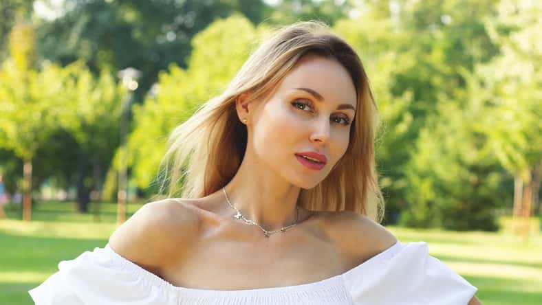 Summer portrait of a beautiful model against the park