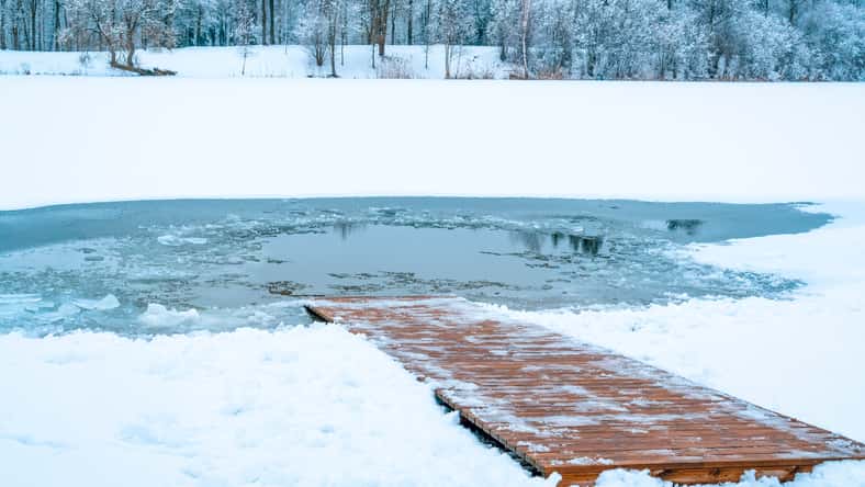 Jump roper uses Double Dutch ropes to rescue teen from icy pond.