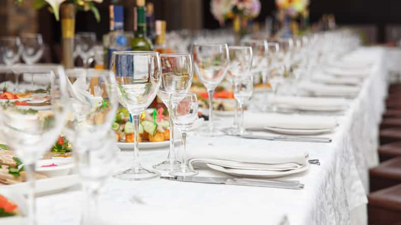 Mesa para bodas u otra cena de eventos atendidos. Concepto: Servicio. Celebración. Aniversario. Boda