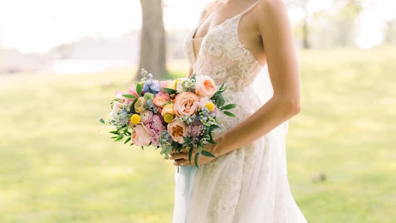 bride holding bouquet