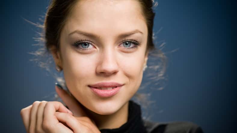 Hermosa chica sonriente con ojos azules