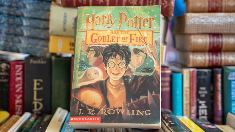 Harry Potter y The Clubblet of Fire Book de JK Rowling en el mercado de pulgas. Ankara, Turquía - 6 de agosto de 2023.