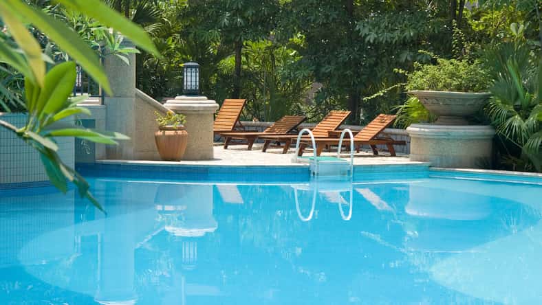 Chaise longue and swimming-pool
