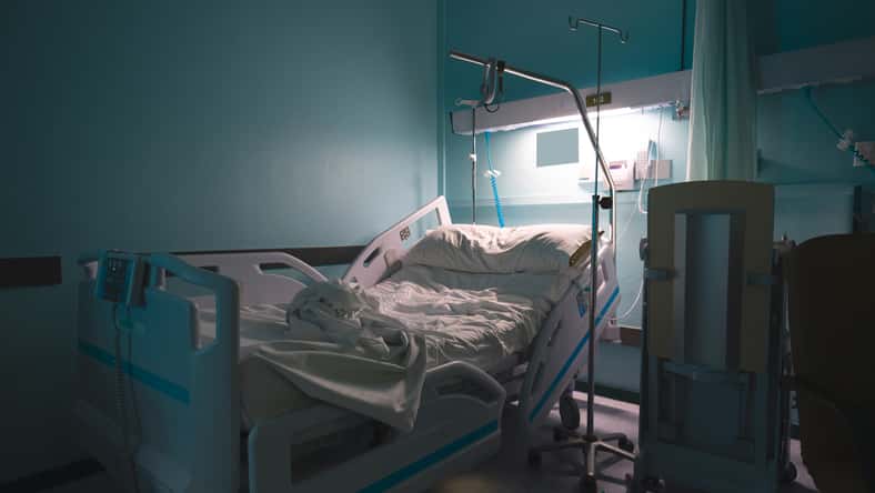 Empty room with bed and comfortable medical equipped in a hospital.