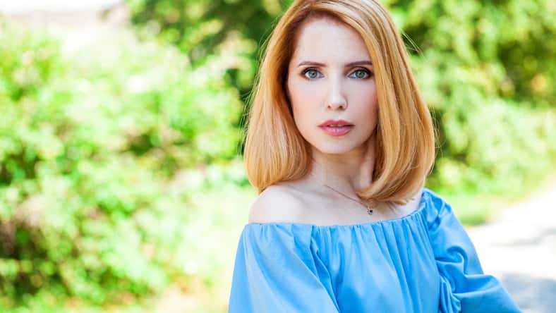 Retrato de una mujer hermosa con un vestido azul