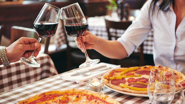 couple eating pizza in a restaurant
