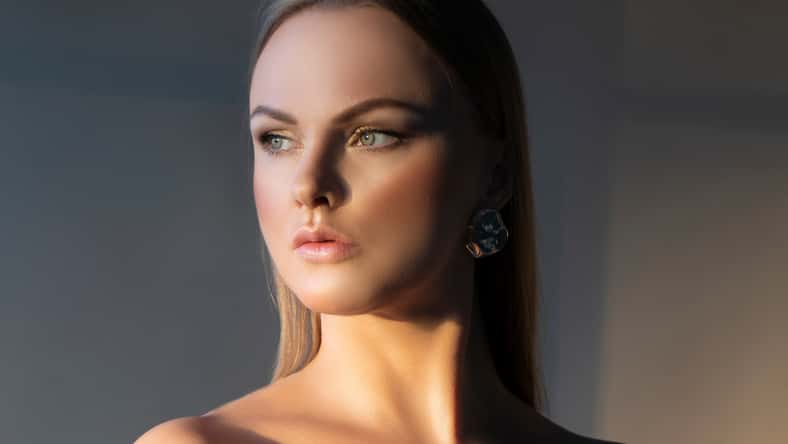 Beautiful model woman woman beauy portrait, sunset light, make-up, perfect skin
