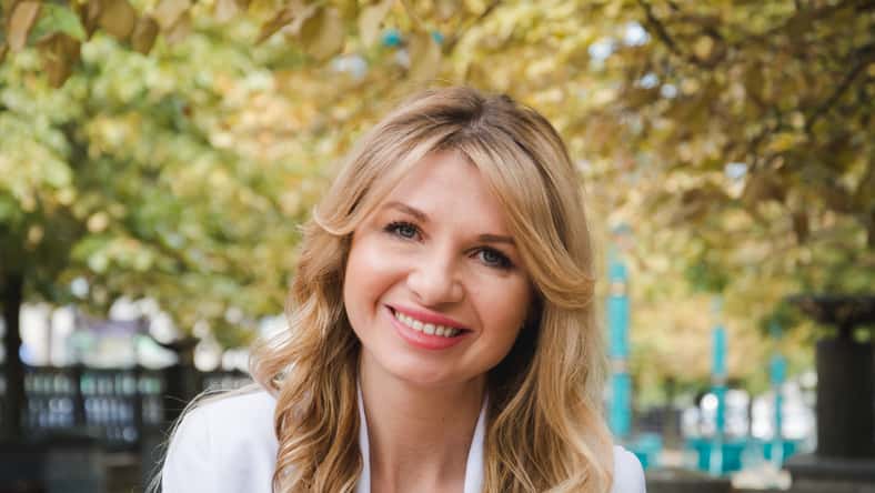 Beautiful white businesswoman portrait in the city