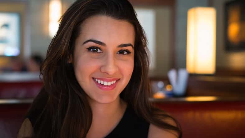 Hermoso retrato jóvenes multiculturales en un restaurante.