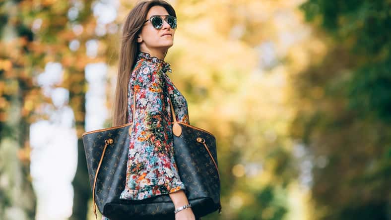 Young pretty woman at the autumn park.