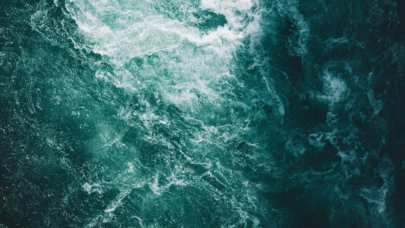 Toco de cabeza de hermosas texturas de agua en el océano