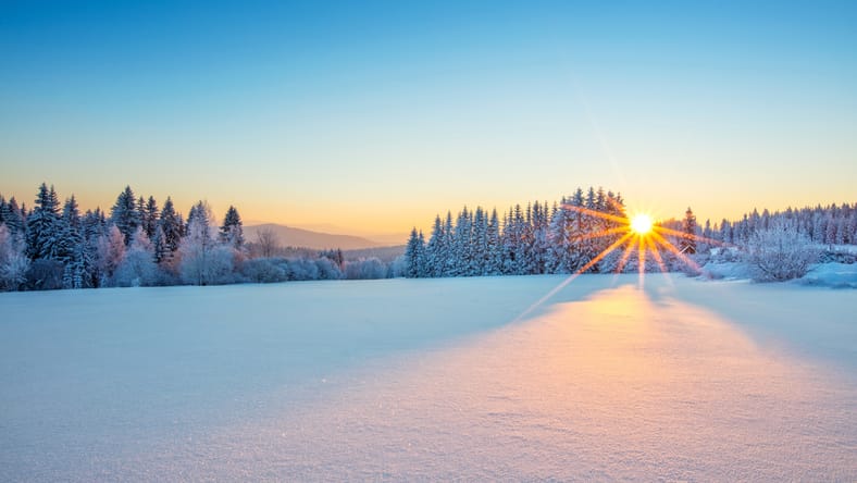 Majestuoso amanecer en el paisaje de las montañas de invierno. Imagen de alta resolución