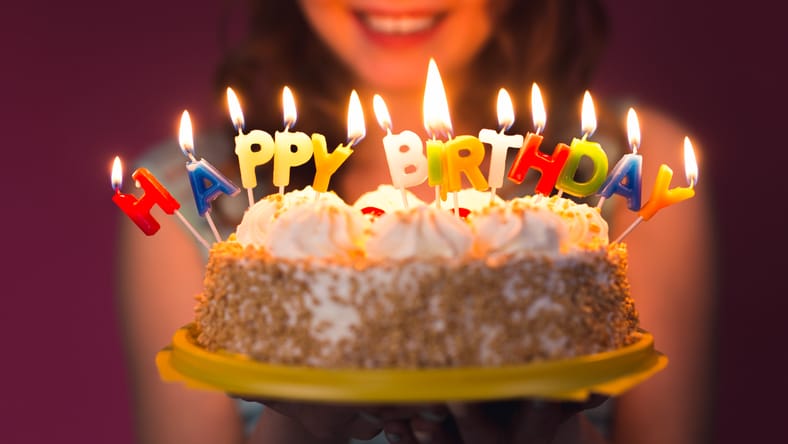 Manos de mujer joven con foco selectivo de pastel de cumpleaños.