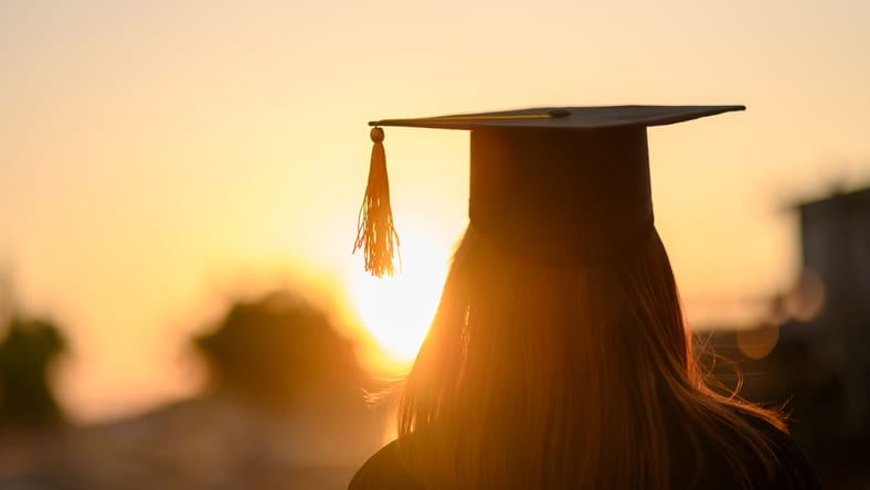 Los graduados usan un vestido negro, sombrero negro a nivel universitario.