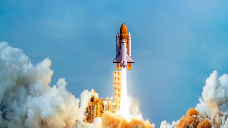 El transbordador espacial Atlantis se ve cuando se lanza desde el Pad 39A el viernes 8 de julio de 2011, en el Centro Espacial Kennedy de la NASA en Cape Canaveral, Florida. Crédito de la foto: (NASA/Bill Ingalls)