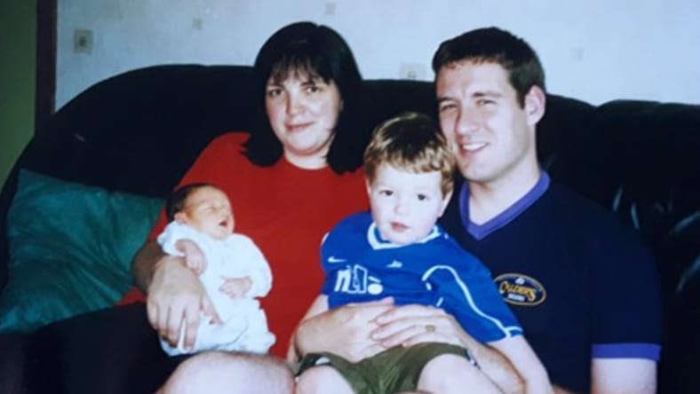 En la foto de arriba está Alistair con su familia