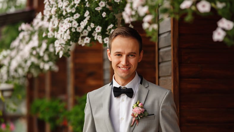 Boda. Retrato del novio elegante con la sonrisa de dientes blancos