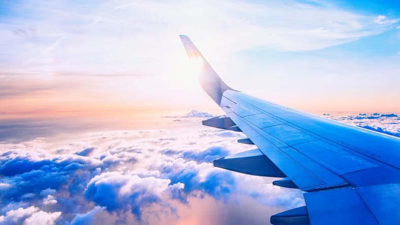volar y viajar, ver desde la ventana del avión en el ala