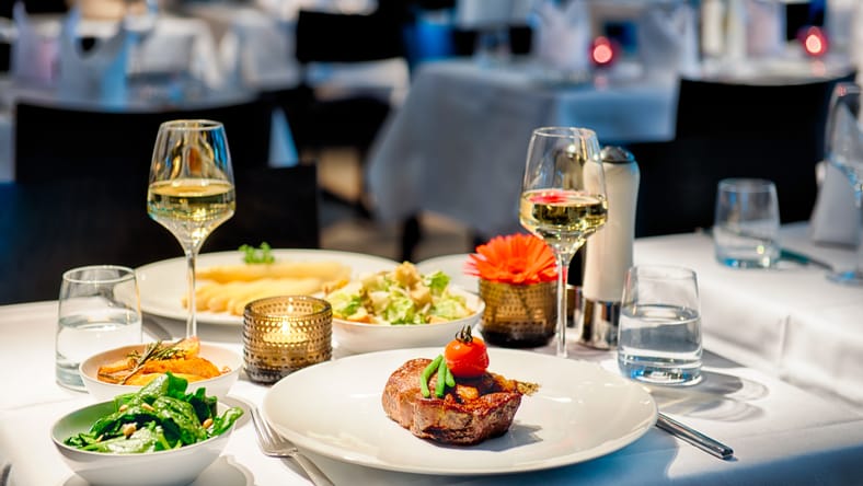 Cena de restaurante de carne