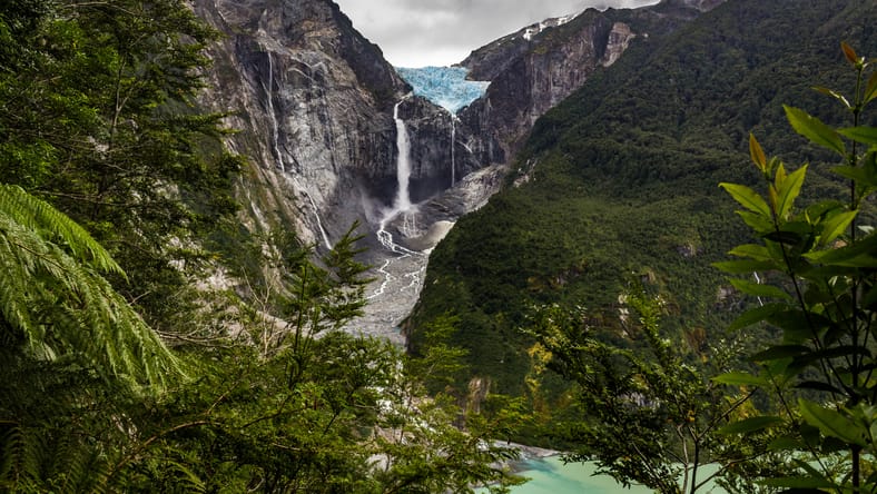 paisaje de montañas de chile y río