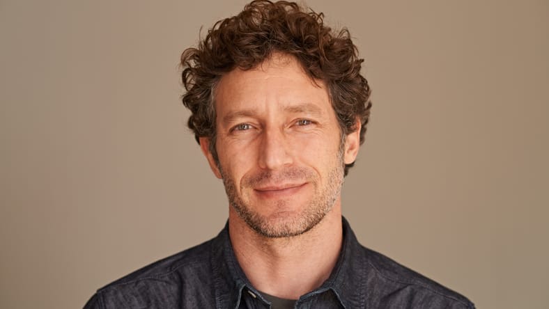 Retrato de un joven guapo en el estudio.