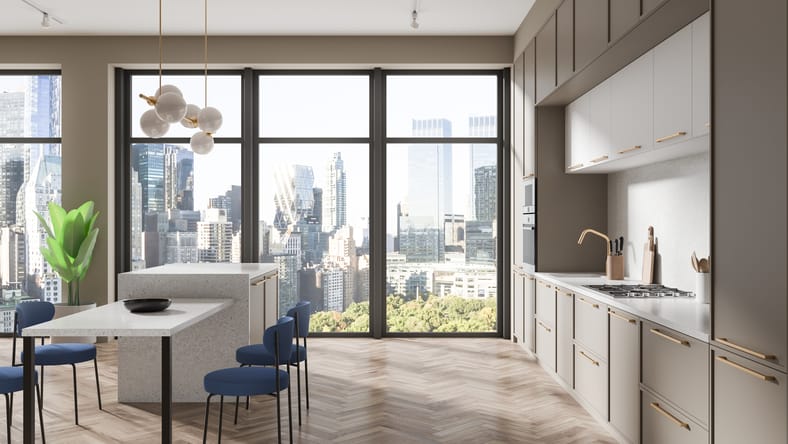 Elegada isla de barra interior de cocina para el hogar y sillas azules, gabinete de cocina con utensilios de cocina. Al comer espacio con planta, ventana panorámica en los rascacielos de Nueva York. Representación 3D
