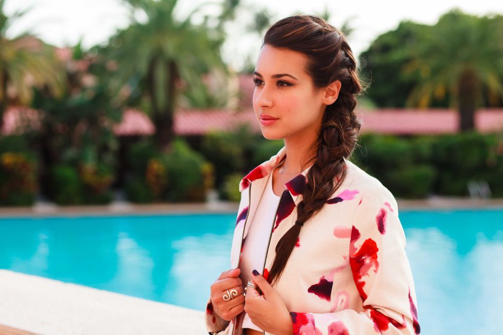 Beautiful young woman in a outdoor setting.