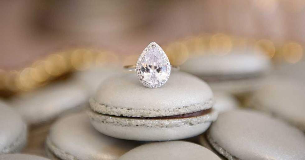 This Guy Really Doesn't Want To Buy His Girlfriend An Expensive Engagement Ring And Now That She Knows, She's Upset
