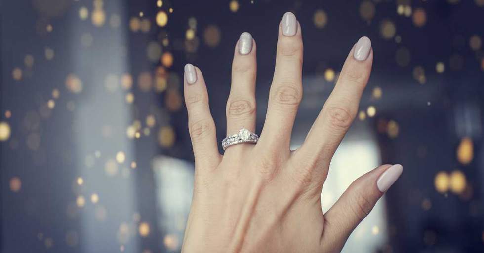She Shared A Photo Of Her Extremely Expensive Engagement Ring On Social Media And Now Her Sister Feels Outshined