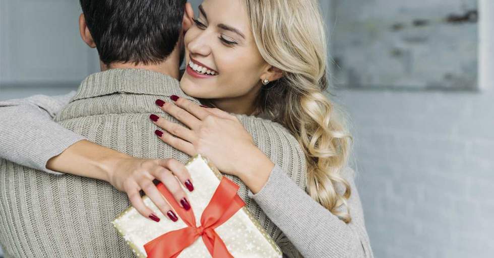 She Discovered That Her Boyfriend Bought Her An Extravagant Rose Gold Diamond Ring For Christmas And She's Struggling With How She's Going To Refuse The Gift
