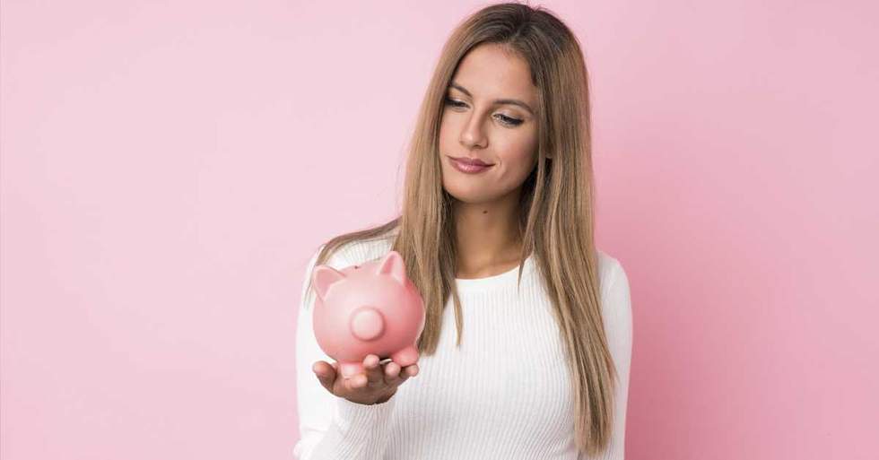 She Loaned Her Sister $250, And Her Sister Won't Pay It All Back But She's Spending Money Like Crazy