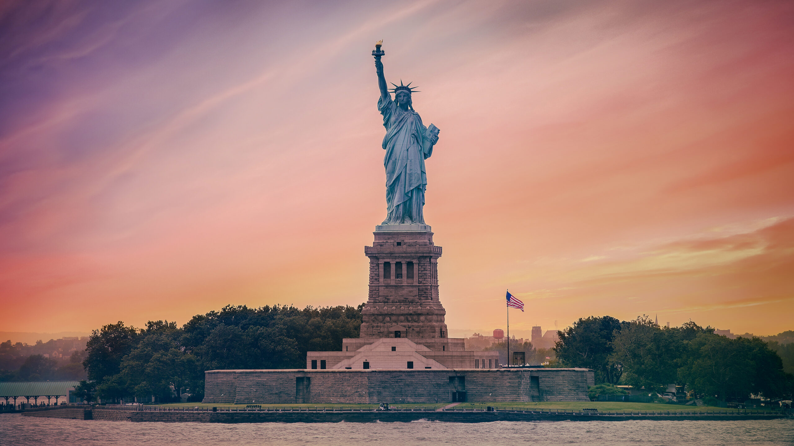who wrote the poem inscribed on the statue of liberty