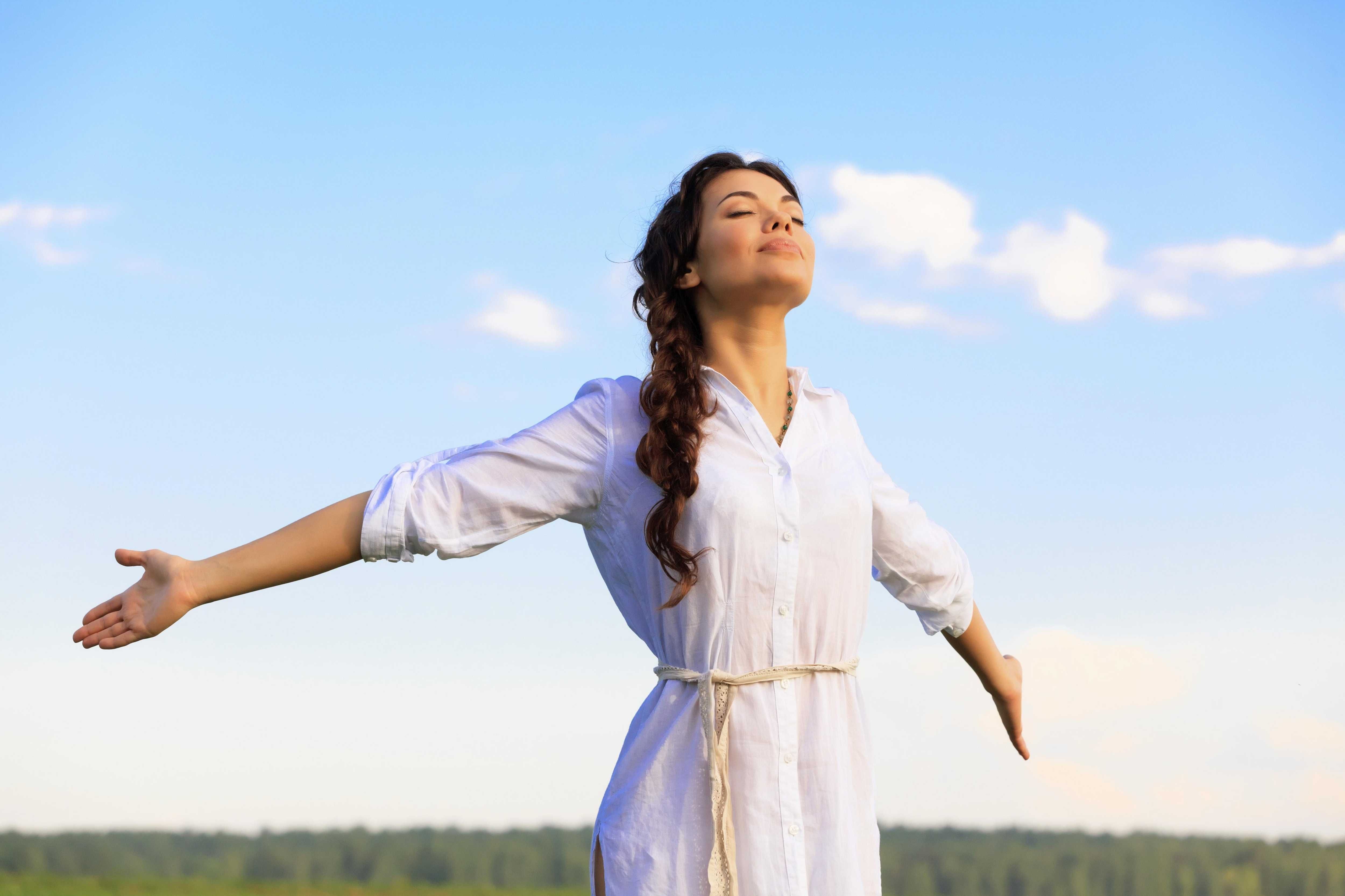 A New Survey Revealed That 50% Of Women Ages 35 And Up Feel They're Now Stepping Into Their "Confidence Era," Suggesting That On Average, Women Experience A Self-Confidence Surge After Turning 38 – Chip Chick - Vimarsana News