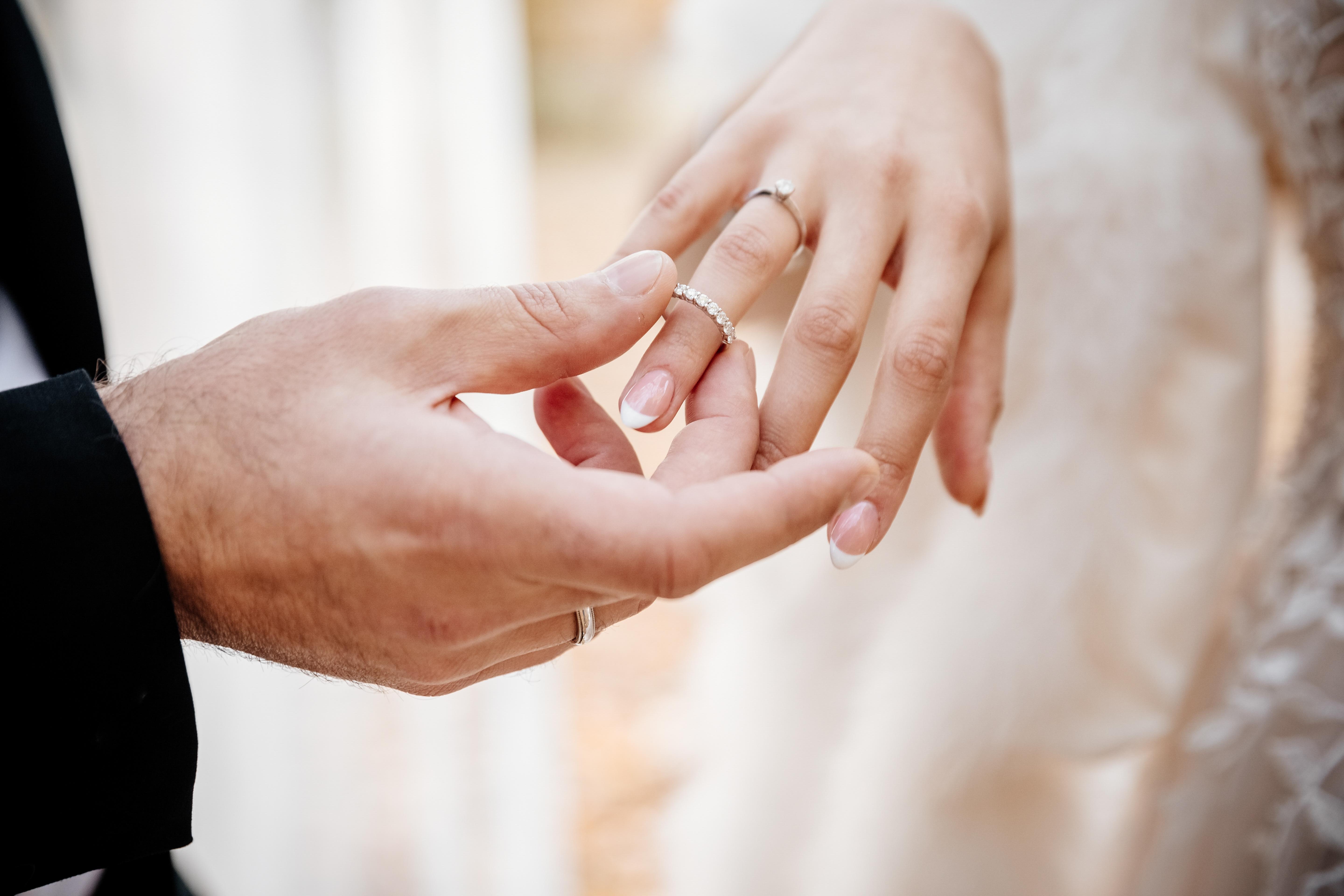 Открытый брак полностью. Жених надевает кольцо невесте. Открытый брак. Открытый брак фото. Фото свадьба одевают кольца\.