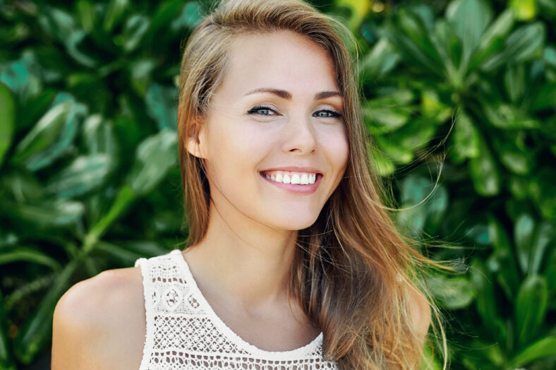 Hermosa mujer sonriendo - Retrato de cerca