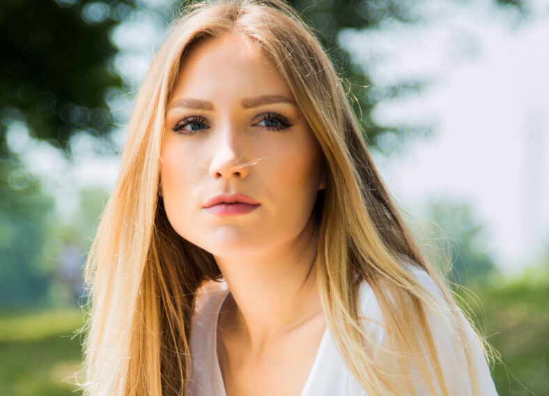 Chica al aire libre, con un vestido blanco en un día soleado