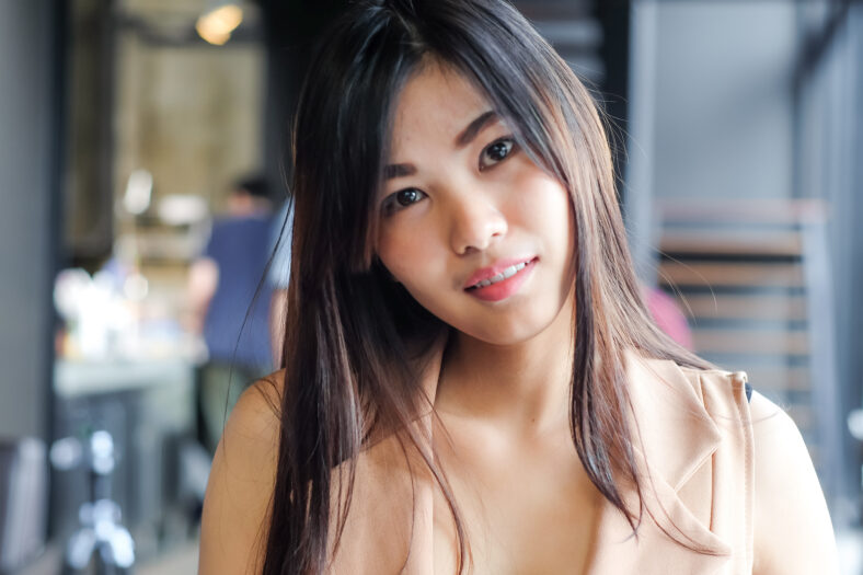 Retrato de mujeres hermosas en un restaurante moderno esperando una comida que busca la cámara,