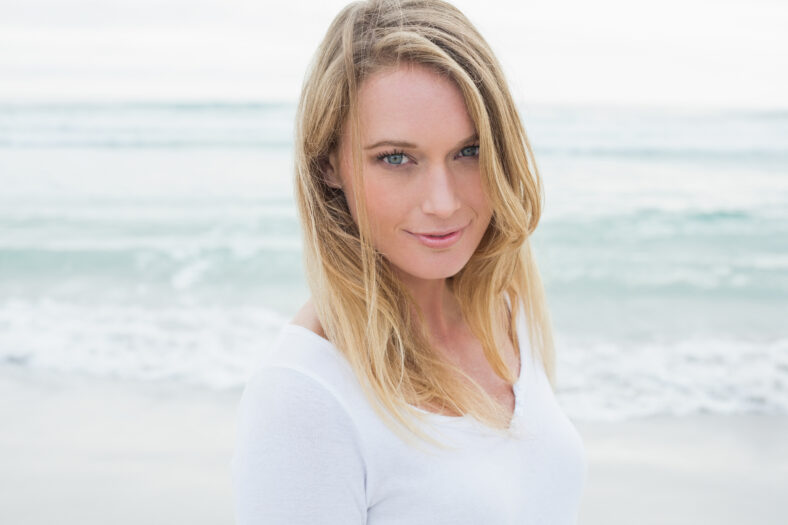 Retrato de primer plano de una mujer casual en la playa