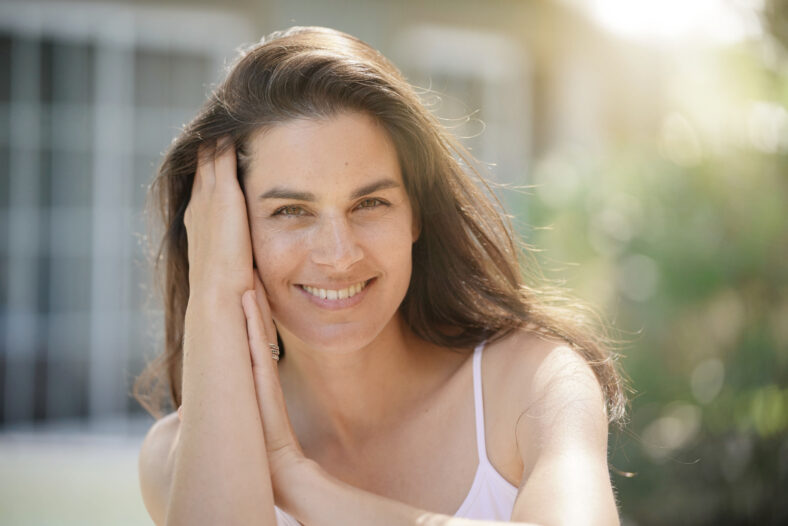 Retrato de atractiva mujer morena de 40 años