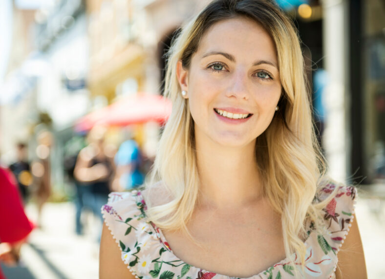 Una mujer de moda retrato de una chica joven y bonita posando en la calle de la ciudad de Quebec