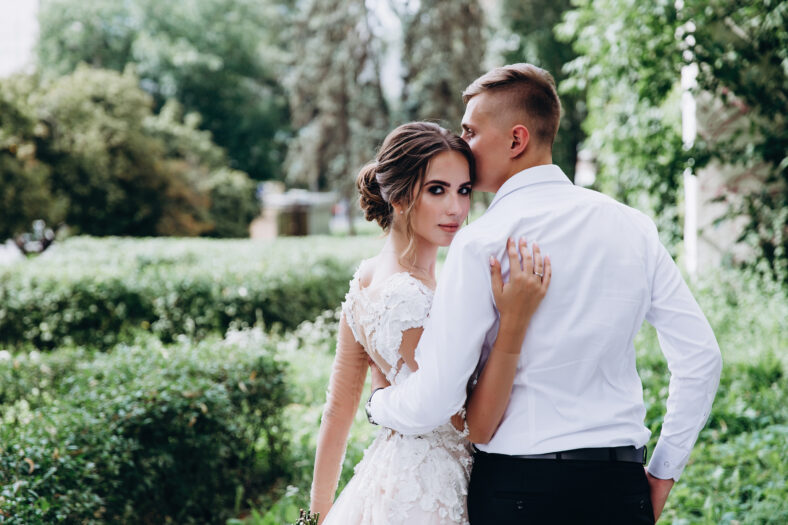 Walk newlyweds with a bouquet of white flowers.