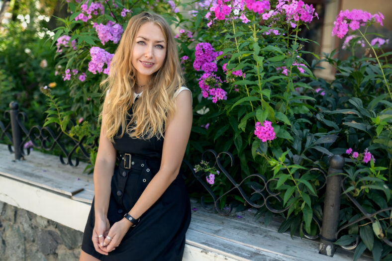Outdoors portrait of beautiful woman with green eyes.