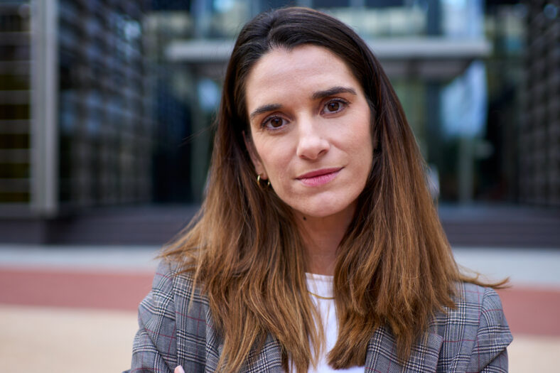 Retrato de mujer de negocios caucásica adulta con cabello largo en traje formal que mira la cámara con una expresión segura. Empresaradora Femenina Happy Standing Front Building Office. Gente seria